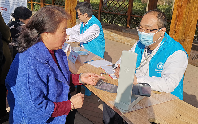 【学雷锋日】乐竞在线,乐竞在线（中国）举办“爱满京城，牵手智慧家医”志愿服务活动(图5)